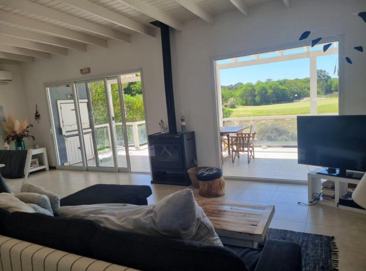 Casa · 1200m² · 5 Ambientes · 2 Cocheras