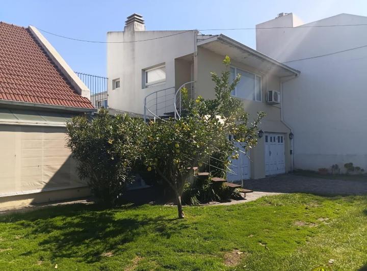 Casa · 300m² · 5 Ambientes · 2 Cocheras