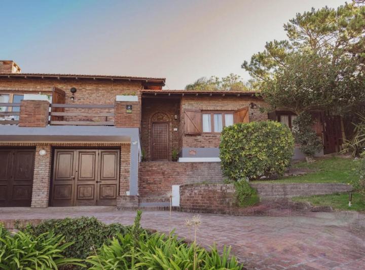 Casa · 169m² · 4 Ambientes · 2 Cocheras