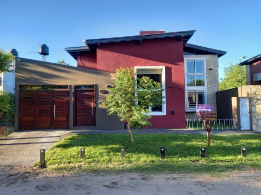 Casa · 77m² · 4 Ambientes · 1 Cochera
