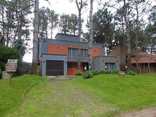 Casa · 240m² · 6 Ambientes · 2 Cocheras