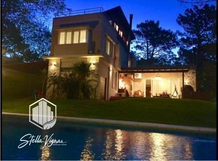 Casa · 300m² · 6 Ambientes · 1 Cochera