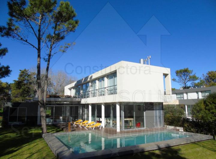 Casa · 380m² · 5 Ambientes · 1 Cochera