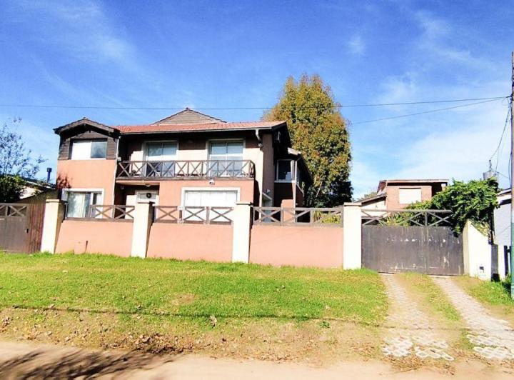 Casa · 340m² · 7 Ambientes · 2 Cocheras