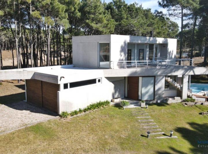 Casa · 180m² · 4 Ambientes · 1 Cochera
