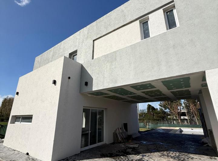 Casa · 180m² · 4 Ambientes · 2 Cocheras