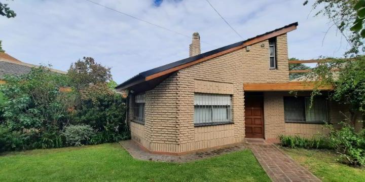 Casa · 230m² · 5 Ambientes · 2 Cocheras