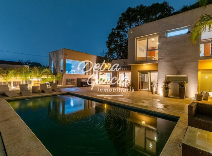 Casa · 310m² · 6 Ambientes · 1 Cochera