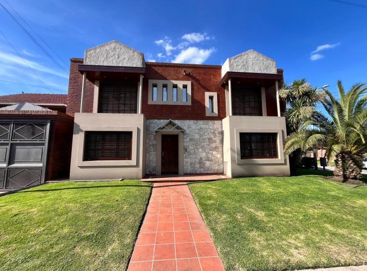 Casa · 198m² · 5 Ambientes · 4 Cocheras