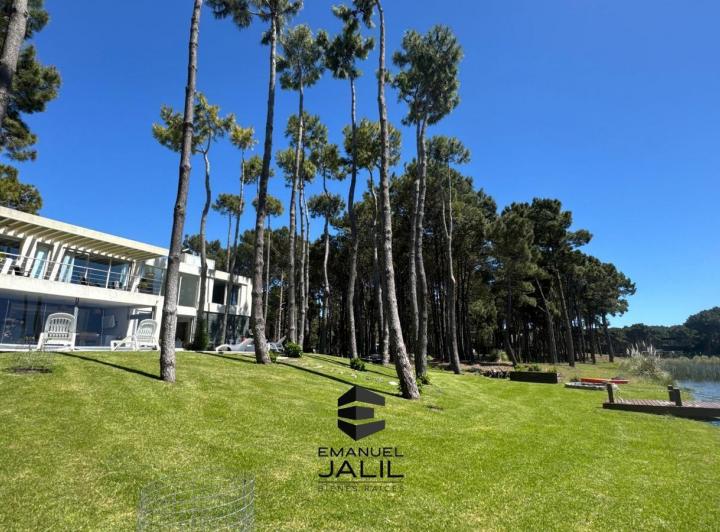 Casa · 302m² · 5 Ambientes · 1 Cochera