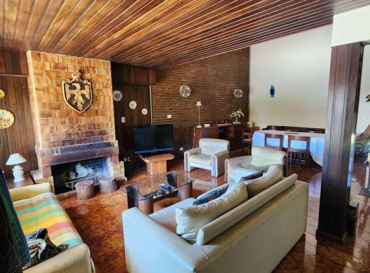 Casa · 400m² · 4 Ambientes · 1 Cochera