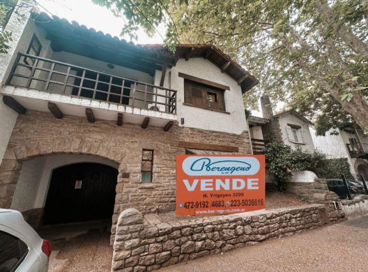 Casa · 215m² · 6 Ambientes · 1 Cochera