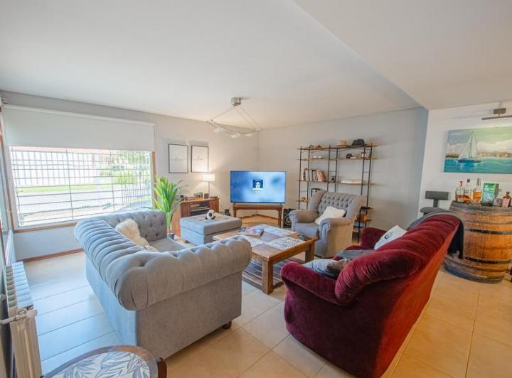 Casa · 242m² · 6 Ambientes · 2 Cocheras