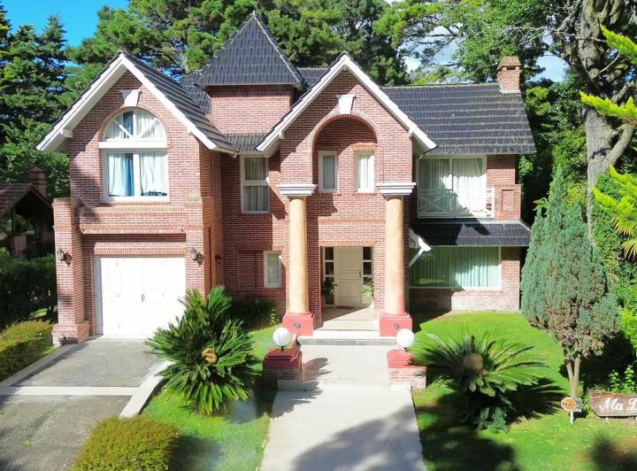 Casa · 280m² · 5 Ambientes · 1 Cochera