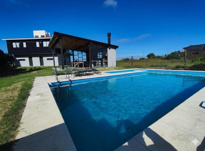 Casa · 170m² · 4 Dormitorios · 4 Cocheras