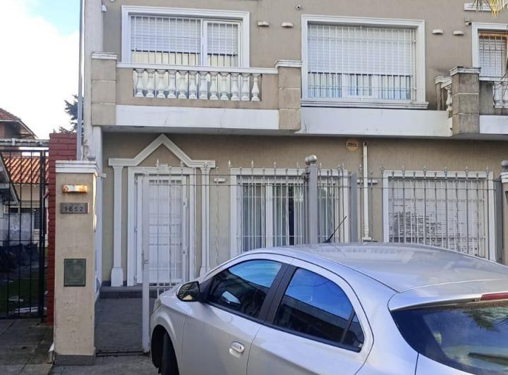 Casa · 230m² · 4 Ambientes · 1 Cochera