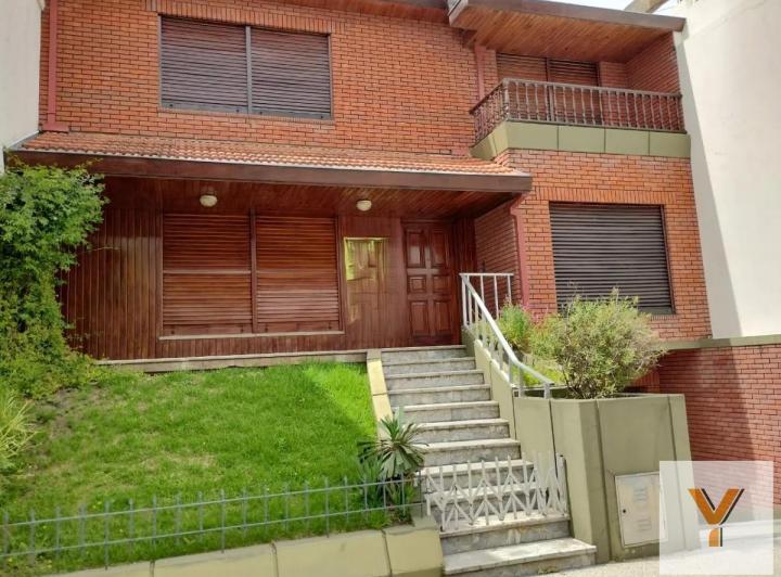 Casa · 267m² · 6 Ambientes · 3 Cocheras