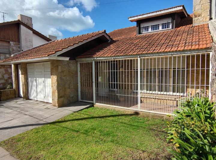 Casa · 240m² · 5 Ambientes · 1 Cochera