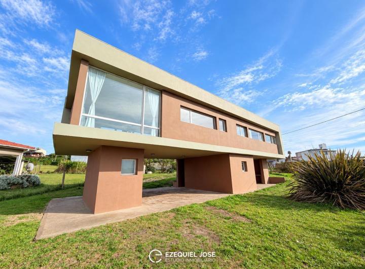 Casa · 130m² · 3 Ambientes · 2 Cocheras