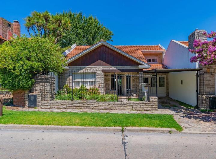 Casa · 333m² · 4 Ambientes · 1 Cochera
