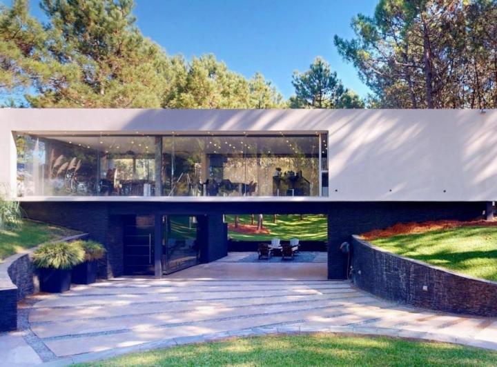 Casa · 320m² · 6 Ambientes · 4 Cocheras