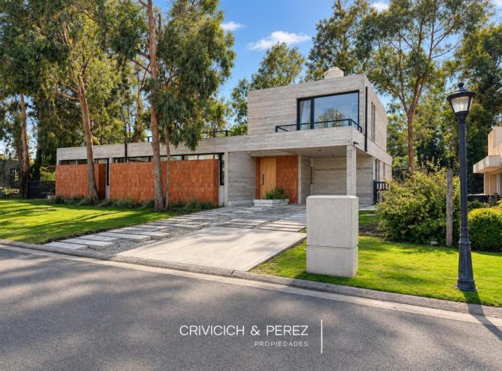Casa · 220m² · 6 Ambientes