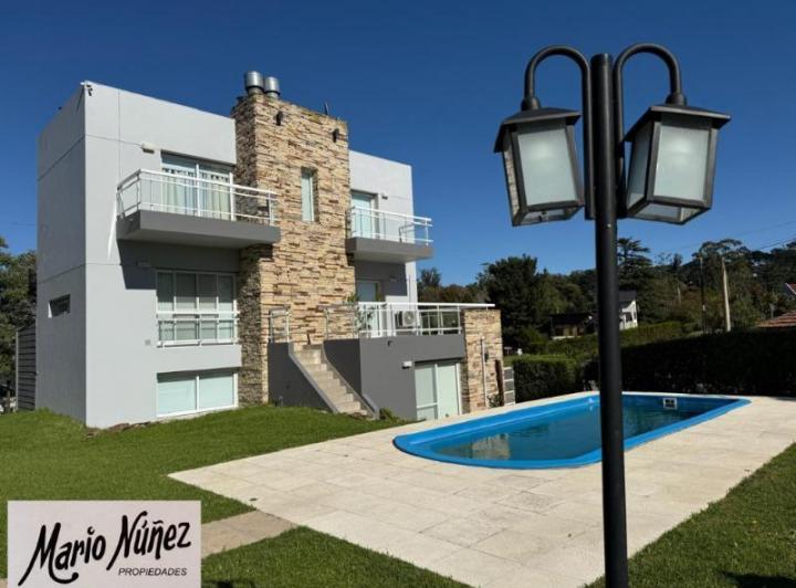 Casa · 220m² · 4 Ambientes · 2 Cocheras