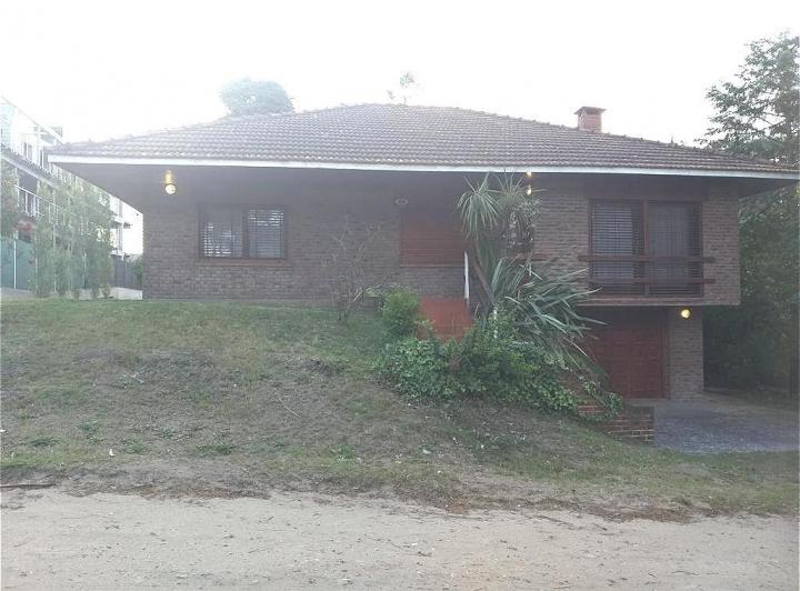 Casa · 200m² · 4 Ambientes · 1 Cochera