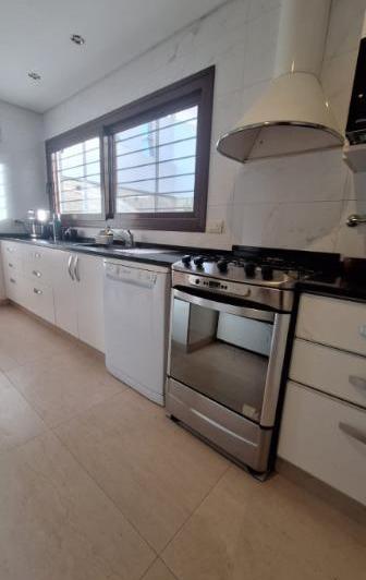 Casa · 165m² · 5 Ambientes · 2 Cocheras