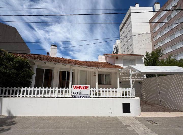 Casa · 360m² · 4 Ambientes · 1 Cochera