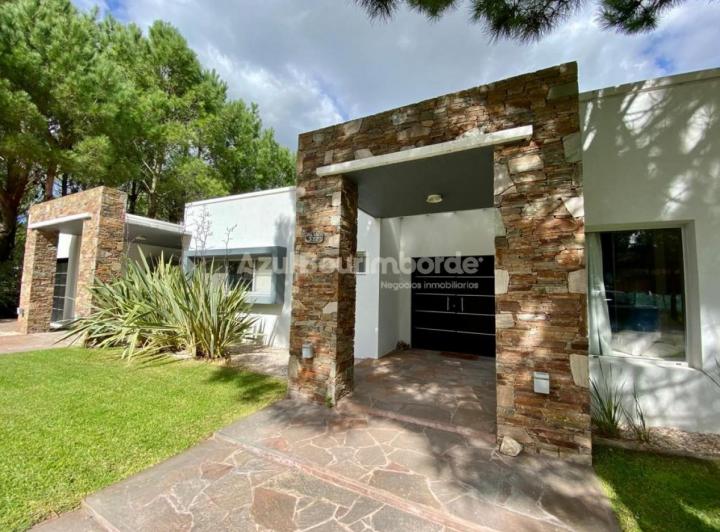 Casa · 300m² · 5 Ambientes · 1 Cochera