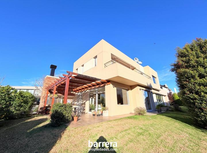 Casa · 270m² · 5 Ambientes · 2 Cocheras