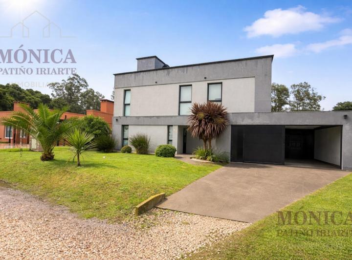 Casa · 220m² · 4 Ambientes · 3 Cocheras