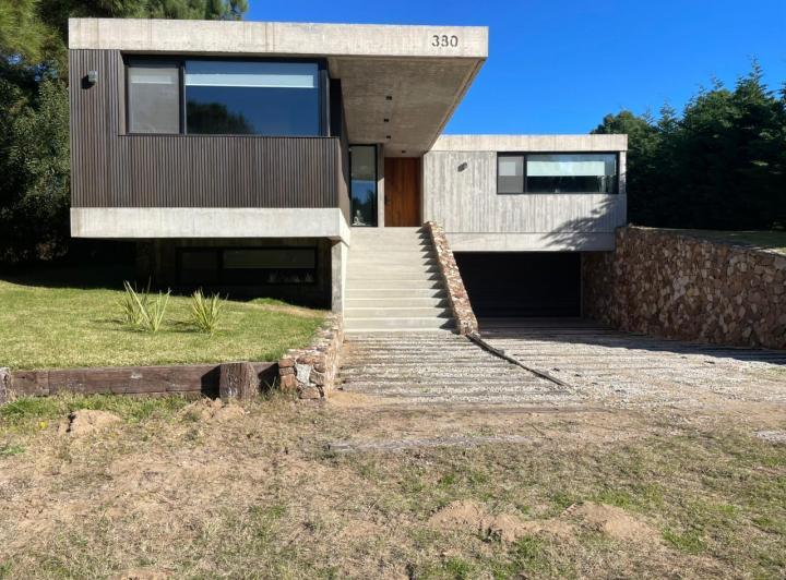 Casa · 424m² · 4 Dormitorios · 3 Cocheras