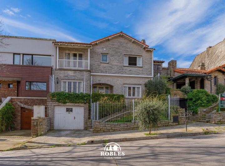 Casa · 234m² · 5 Ambientes · 1 Cochera