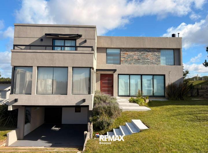 Casa · 320m² · 6 Ambientes · 2 Cocheras