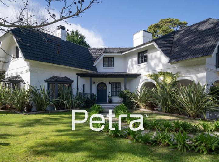 Casa · 220m² · 5 Ambientes · 1 Cochera