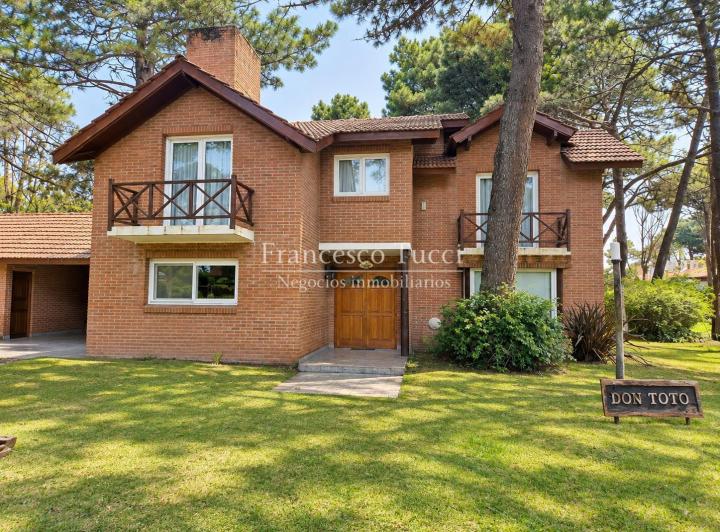 Casa · 383m² · 6 Ambientes · 1 Cochera