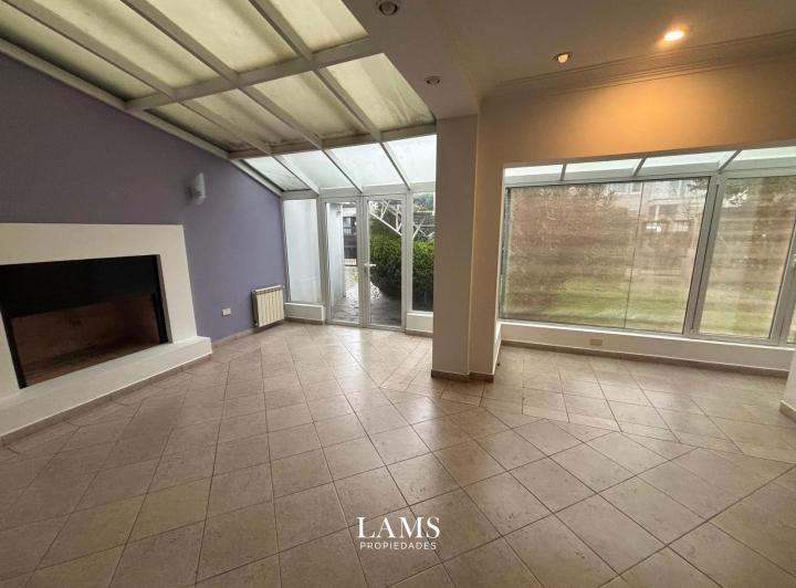 Casa · 307m² · 4 Ambientes · 2 Cocheras