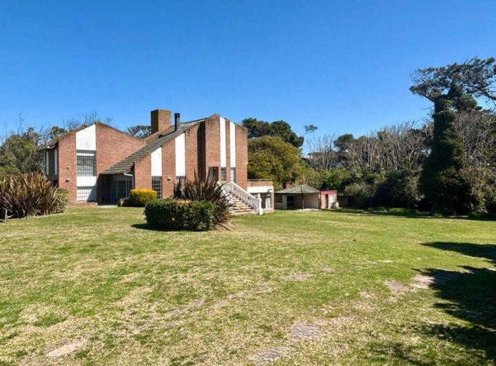 Casa · 293m² · 8 Ambientes · 1 Cochera