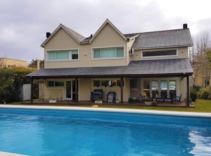 Casa · 320m² · 4 Ambientes · 2 Cocheras