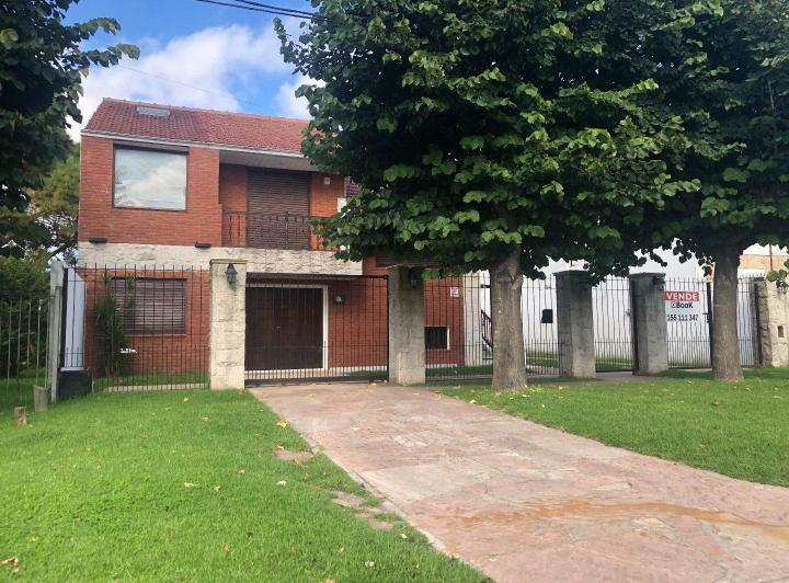 Casa · 330m² · 6 Ambientes · 3 Cocheras