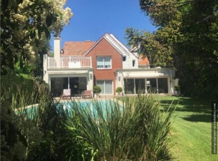 Casa · 350m² · 6 Ambientes · 2 Cocheras