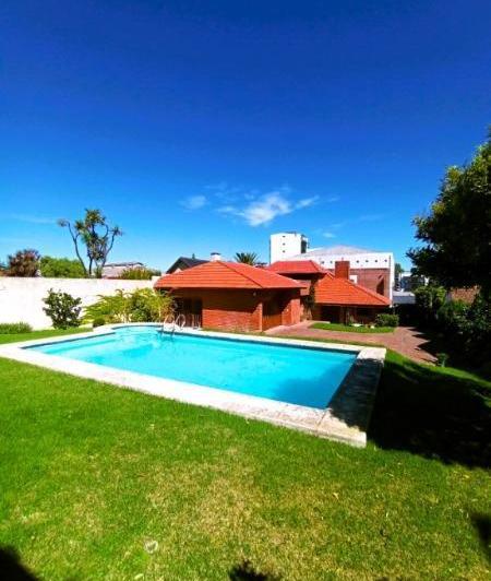 Casa · 272m² · 5 Ambientes · 2 Cocheras