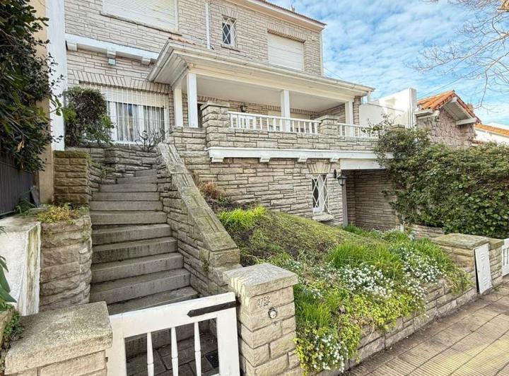 Casa · 290m² · 4 Ambientes · 2 Cocheras