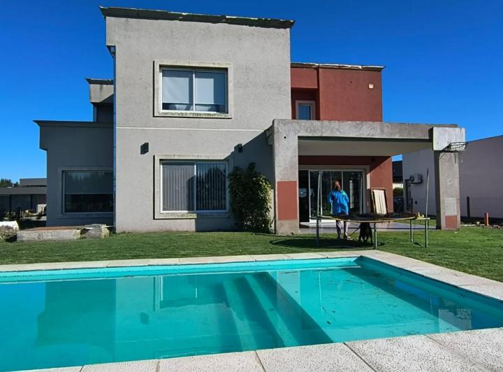 Casa · 200m² · 5 Ambientes · 2 Cocheras