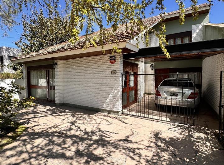 Casa · 209m² · 5 Ambientes · 2 Cocheras