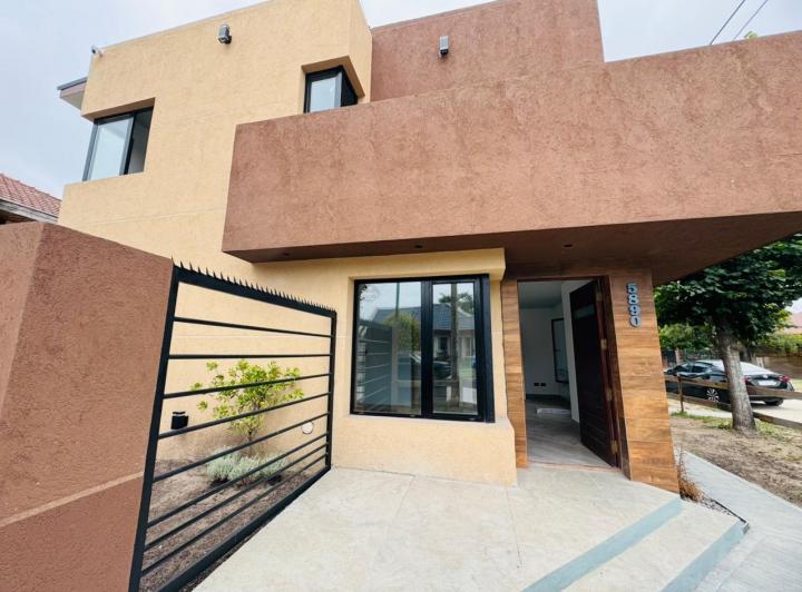 Casa · 4 Ambientes · 1 Cochera