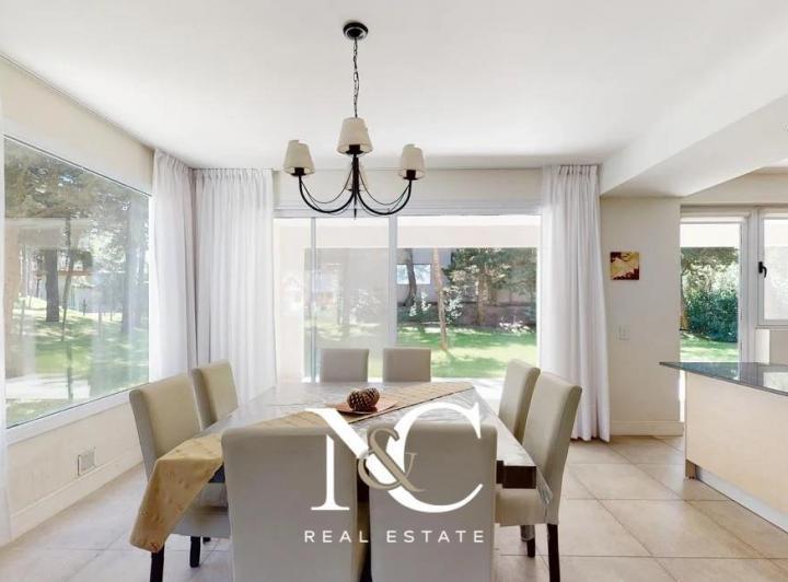 Casa · 220m² · 5 Ambientes · 2 Cocheras