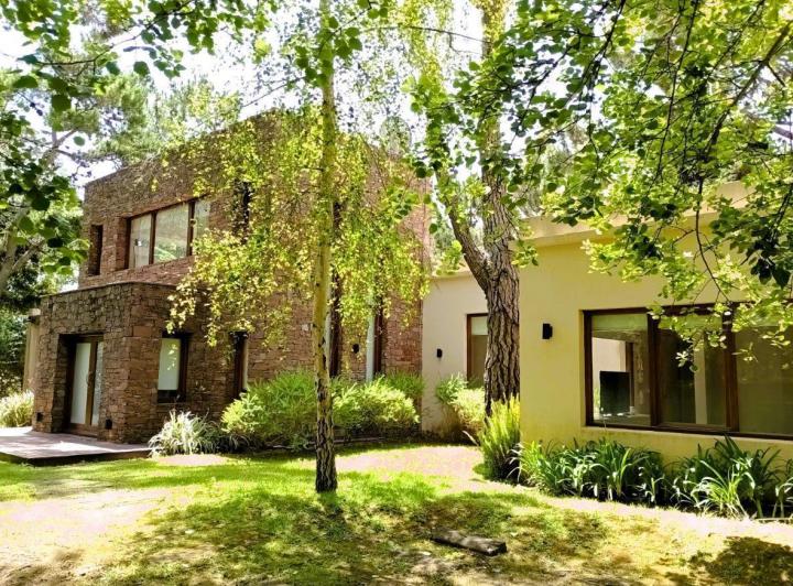 Casa · 245m² · 5 Ambientes · 1 Cochera